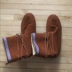 Almost new Toms leather boots size 9